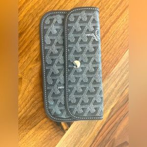 Goyard pouch in gray. Authentic